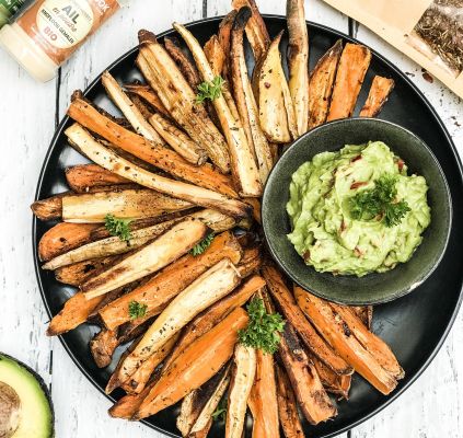 Recette de frites de patates douces et panais accompagnées de guacamole