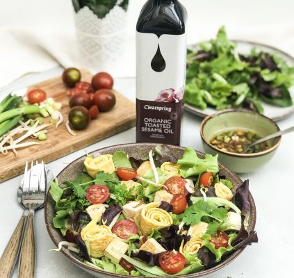 Une salade gourmande avec une touche d'huile de sésame