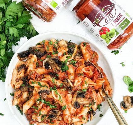 Pasta met tomatensaus, champignons en linzen