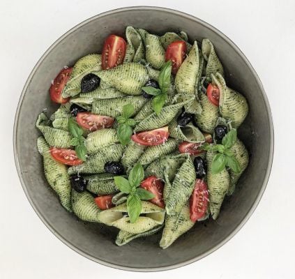 Salade de pâtes : tomates, olives et pesto