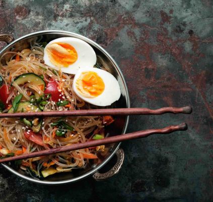 Salade de soba, courgette au miso et œuf mollet