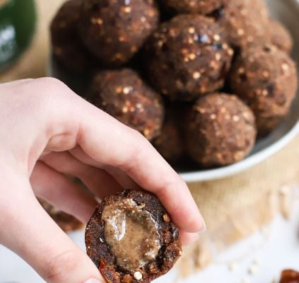 Energy balls aux dattes , cacao et coeur coulant à la purée de pécan