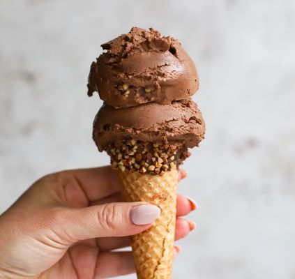 Glace vegan au café, noisettes et chocolat