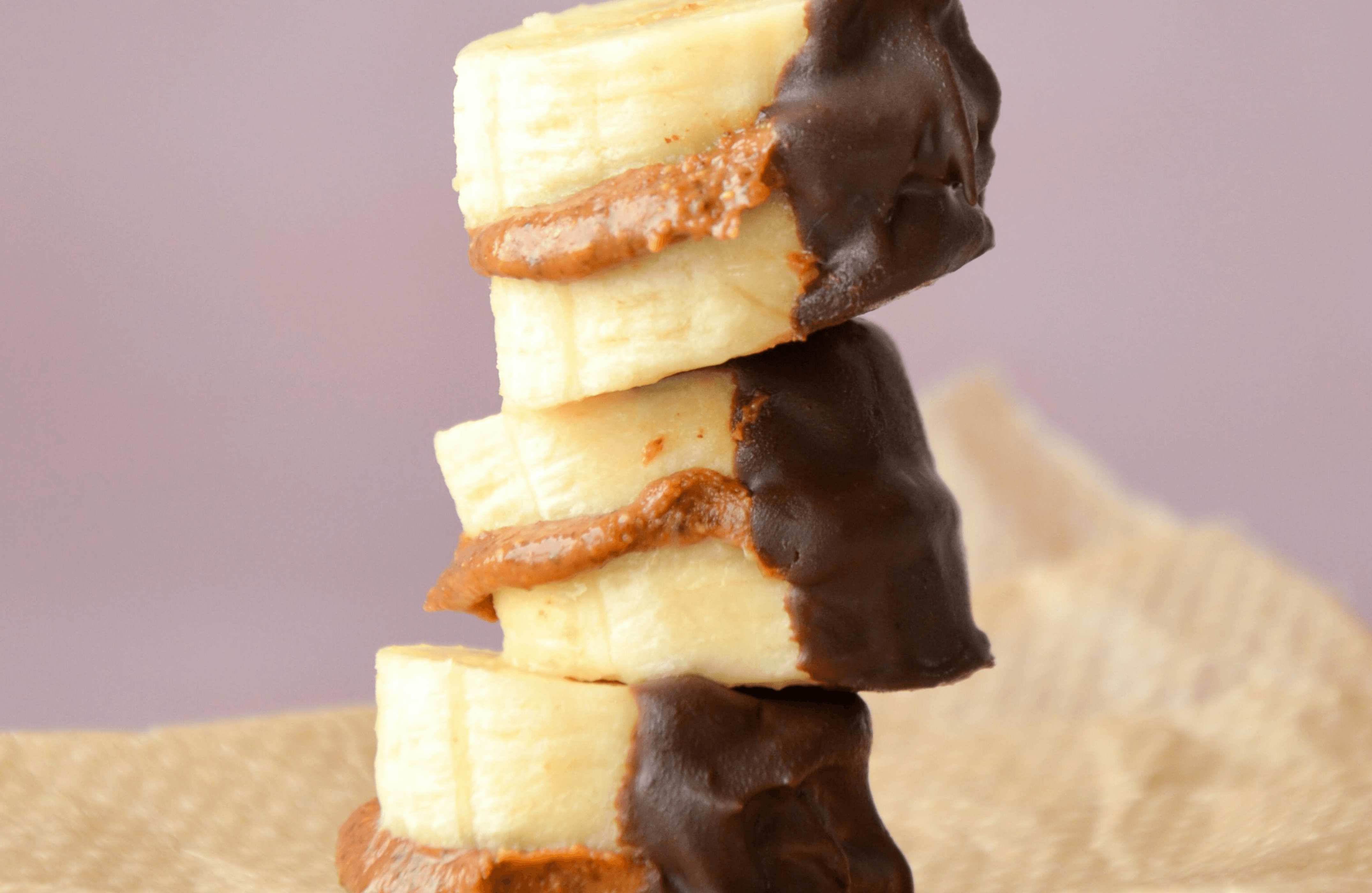 Bananes glacées au coeur de purée de cacahuètes et chocolat.