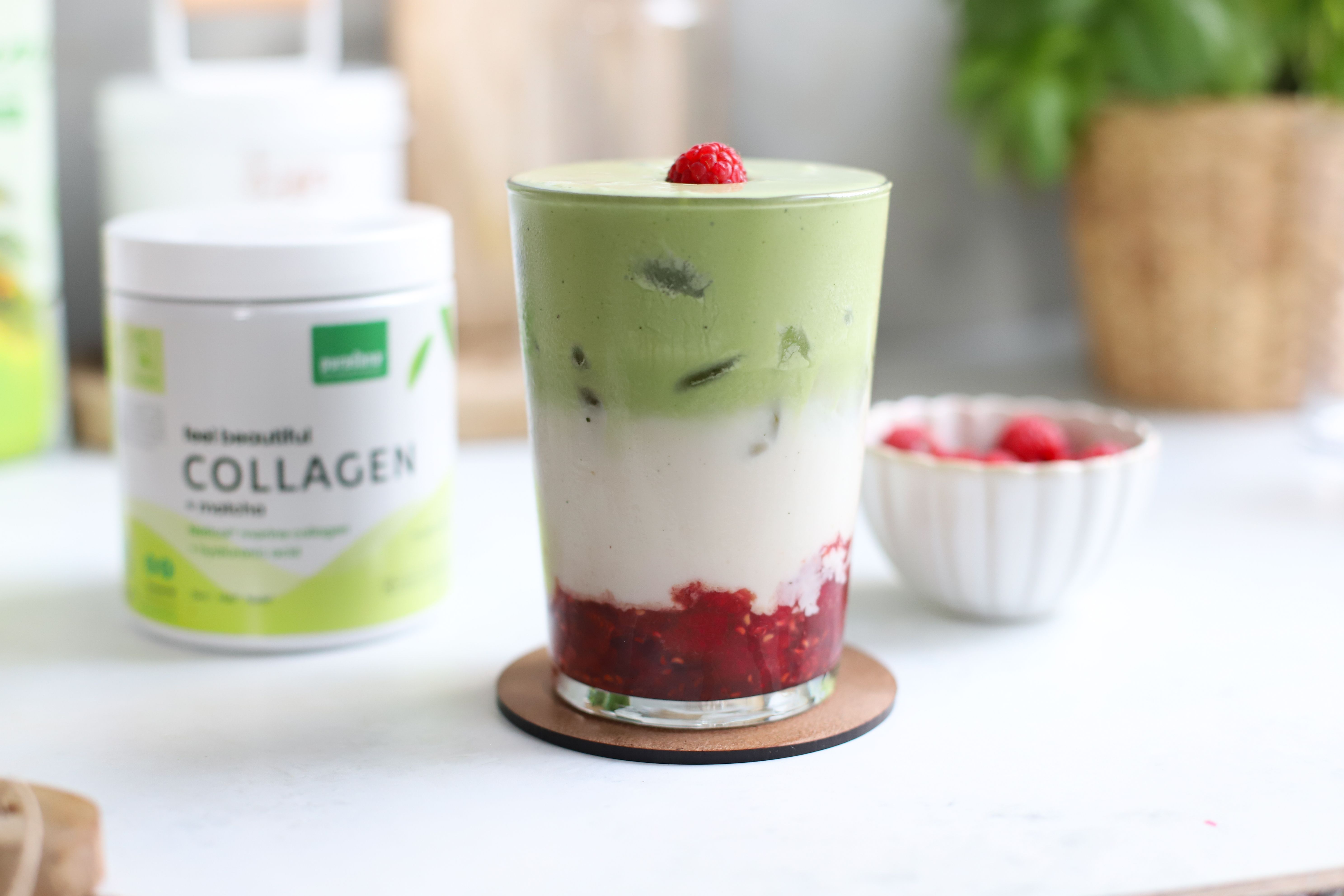 Iced matcha latte met framboos