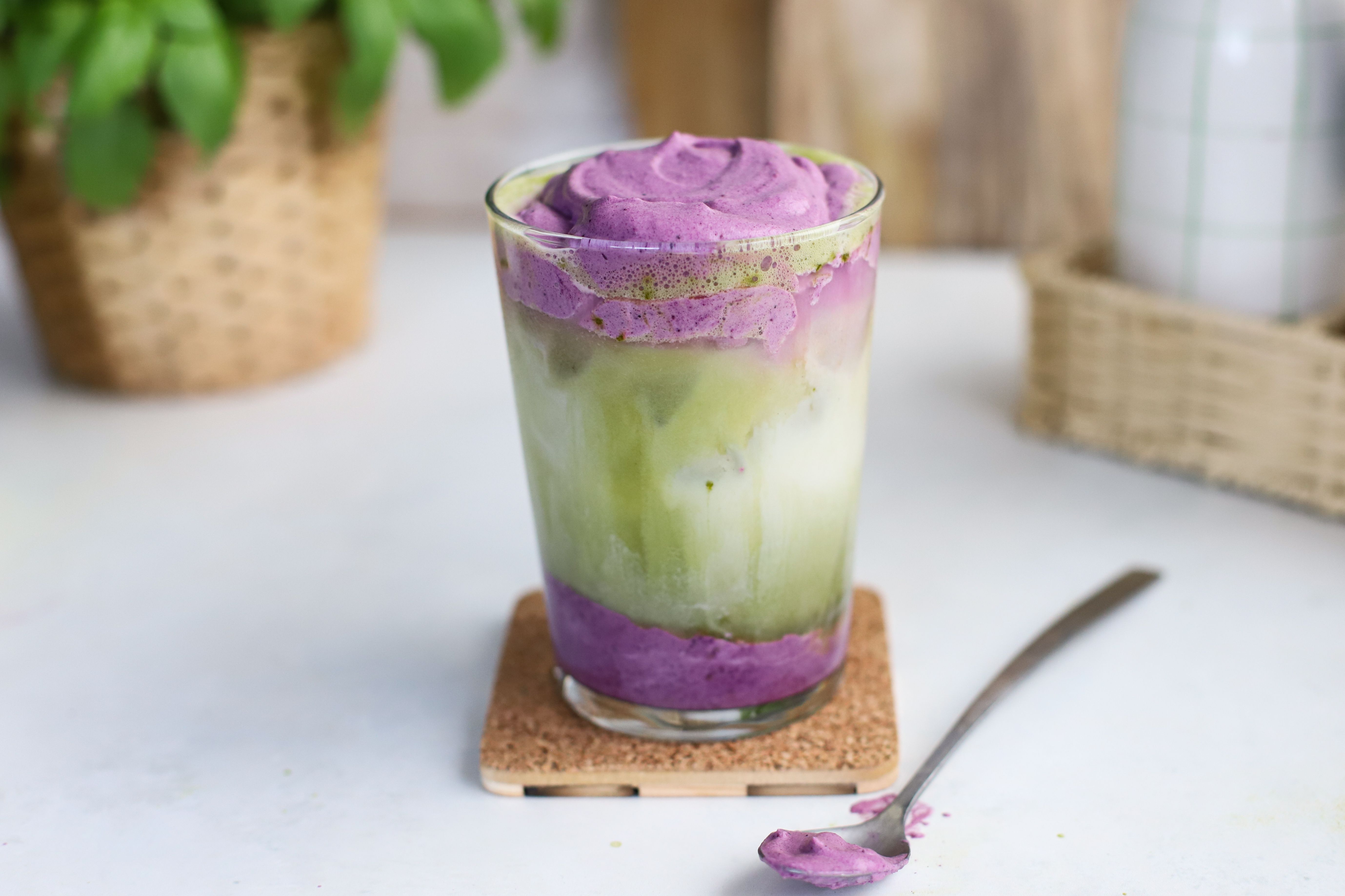 Iced matcha latte met ube cold foam