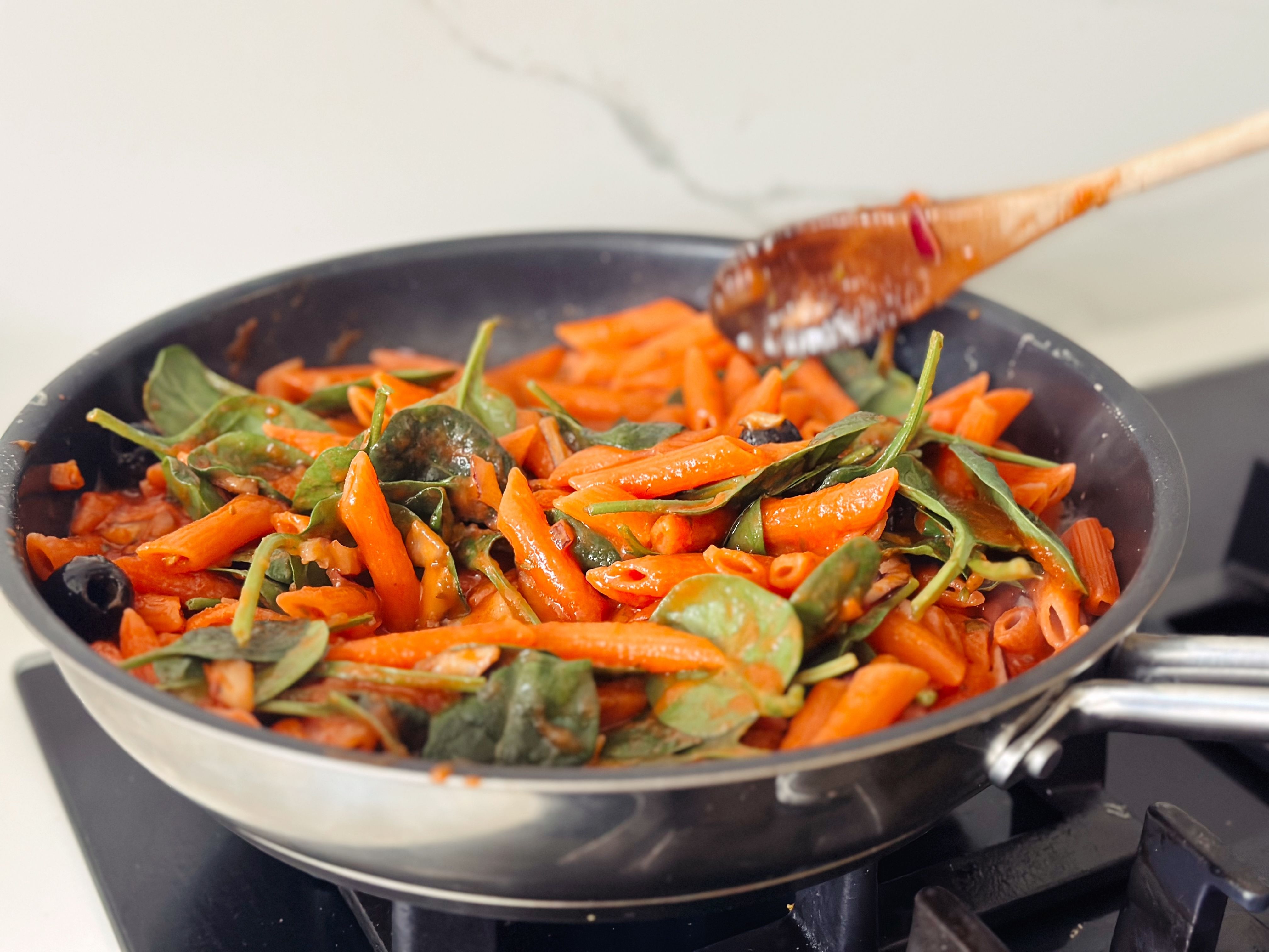 One pot pasta aux tomates, épinards et olives noires