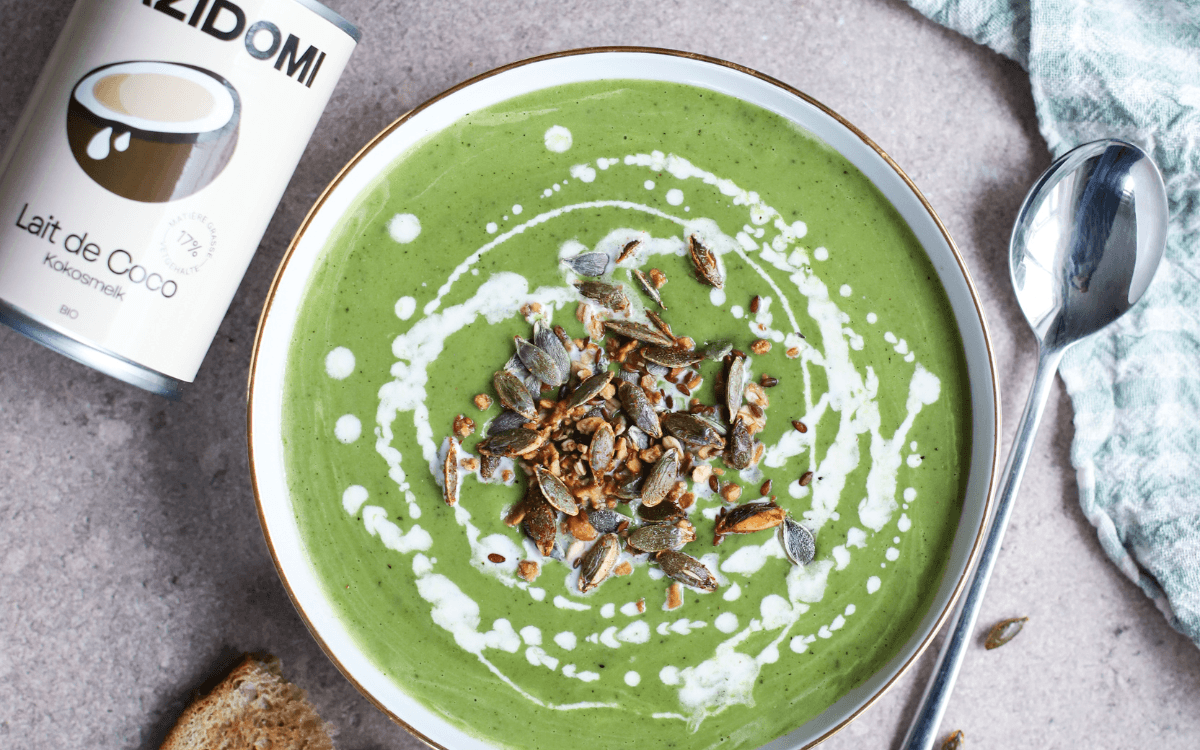 Geroosterde groene groentesoep met kokosmelk