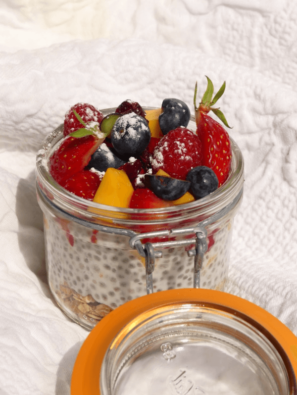 Pudding aux graines de chia, granola, fraises et mangue