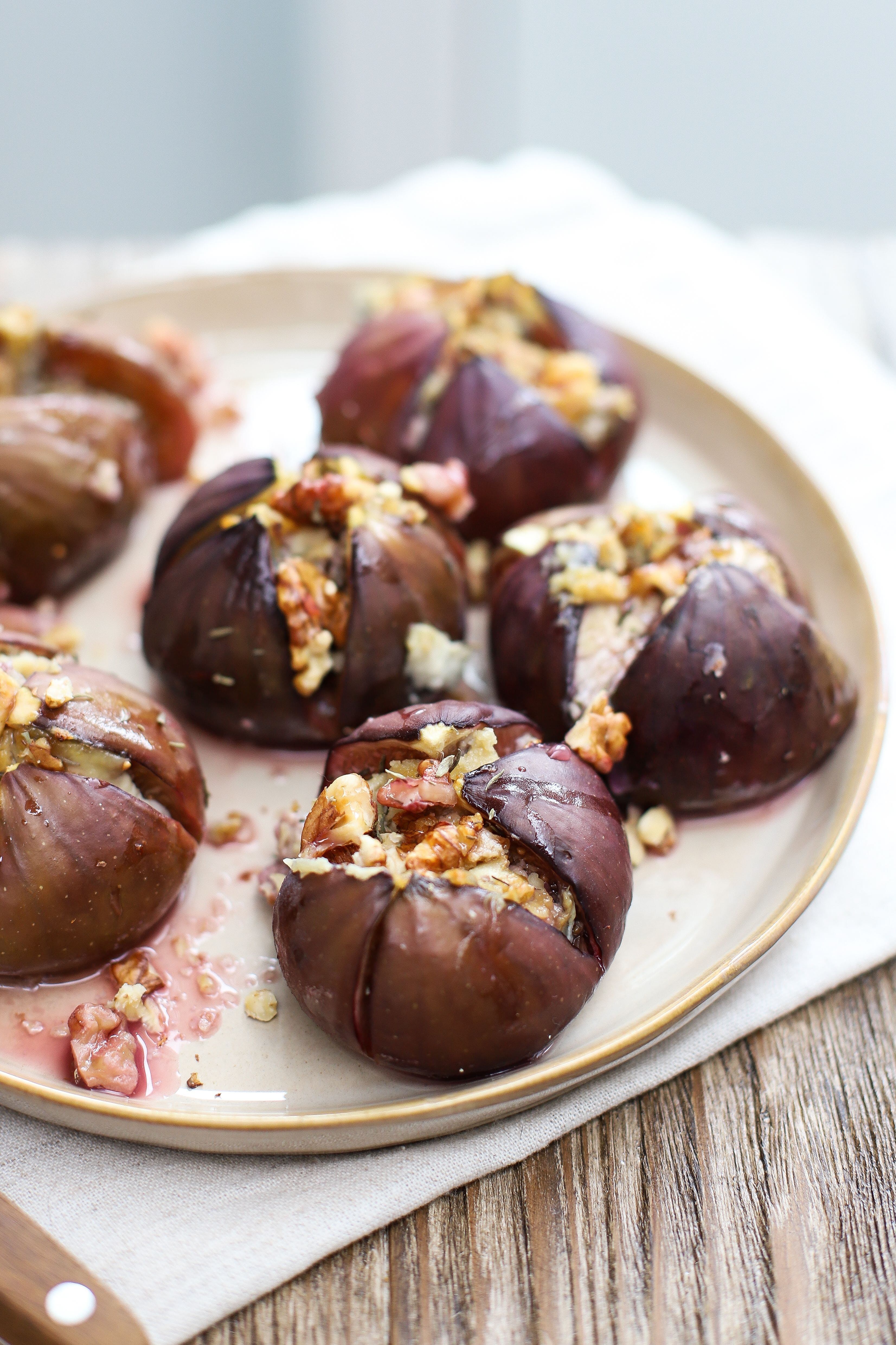 Baked figs and vegan cheese