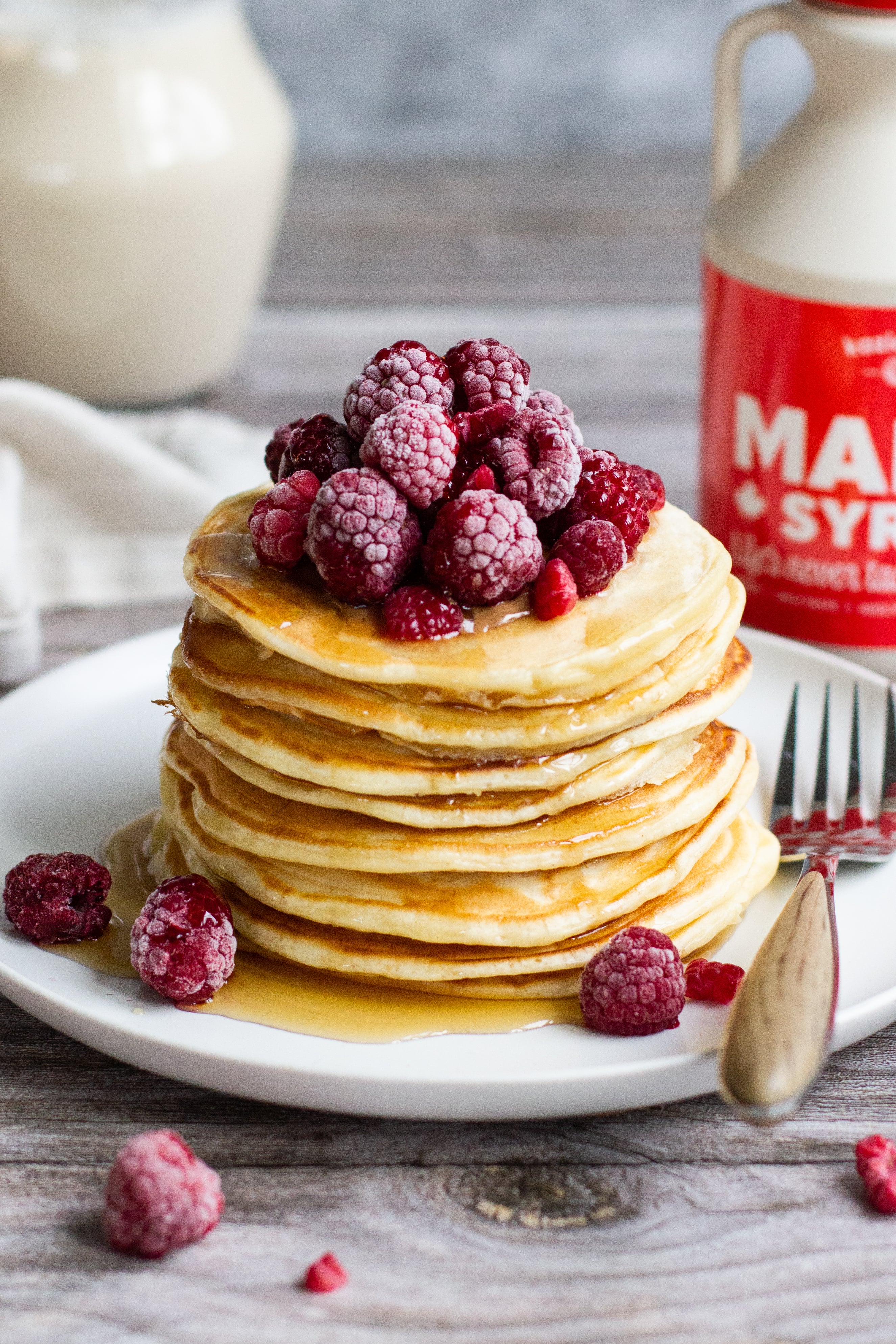 Gluten-free pancakes, topping: maple syrup and fruit
