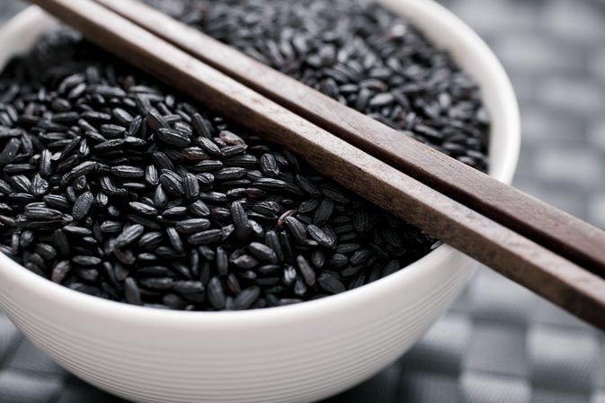 Rice Trotters - 🍚 LES RIZ  Le riz noir vénéré, super aliment🌟 Le riz noir  vénéré est un riz complet naturellement noir. Sa jolie couleur violacée  vient des anthocyanes, pigments aux