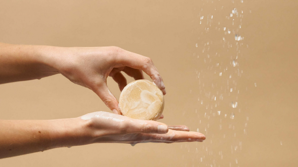 Le shampoing solide économise plus de 550 millions de bouteilles par an.