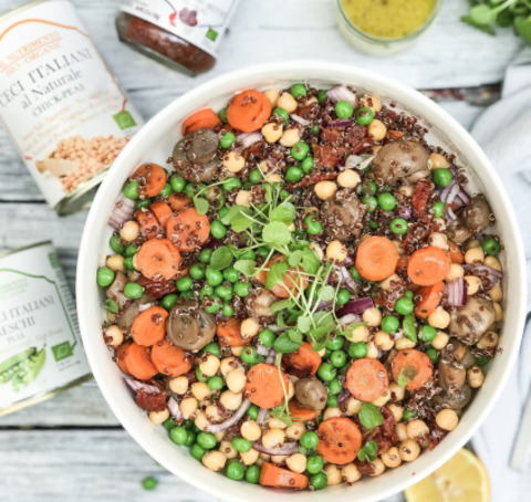 Bol de quinoa, pois chiches et petits légumes