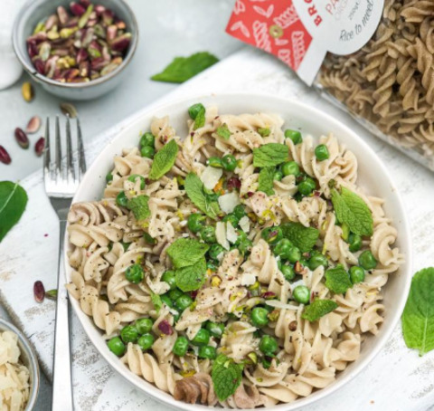 Fusilli de riz complet aux petits pois et à la menthe