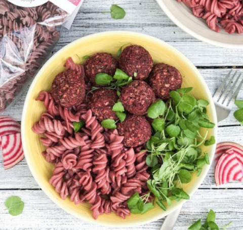 Pink plate : fusilli de betterave et boulettes végétales