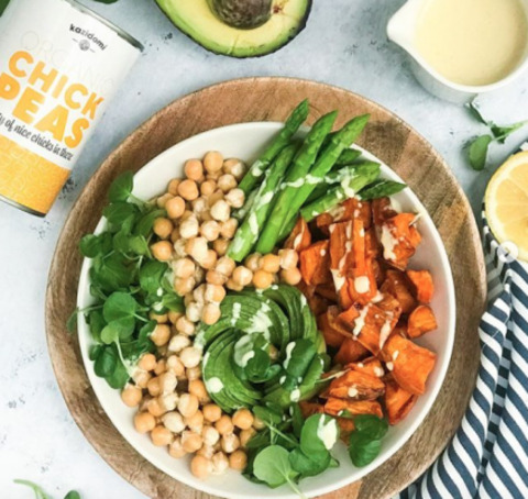 Salade de pois chiches, avocat, asperge et patates douces