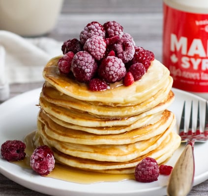 Gluten-free pancakes, topping: maple syrup and fruit