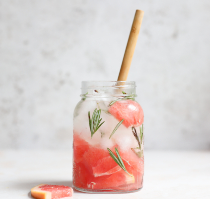 Detox water met grapefruit en rozemarijn