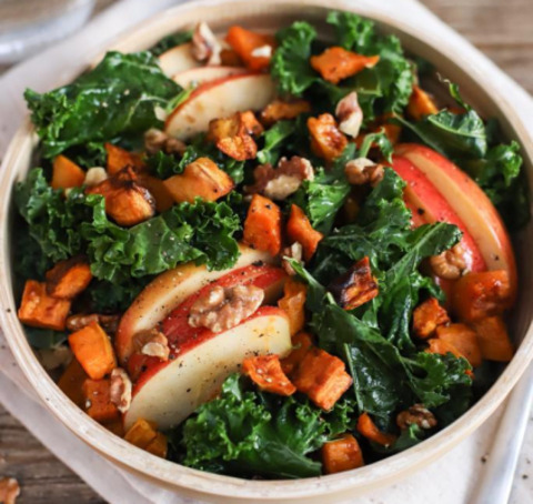 Salade de chou kale à la patate douce, pommes et noix
